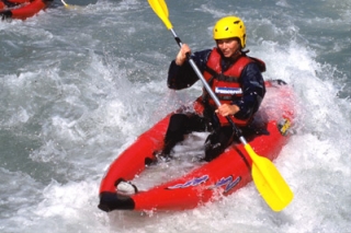  Kayak Raft descendiendo el recorrido de las Gargantas en los Alpes 